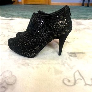 Womens size 7 maurices black with gold shoes